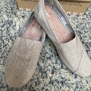 Toms Classic Slip on Shoes  8.5 Beige
